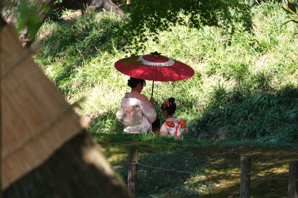 Séance photo en famille en kimonos dans le parc Koraku-en d'Okayama