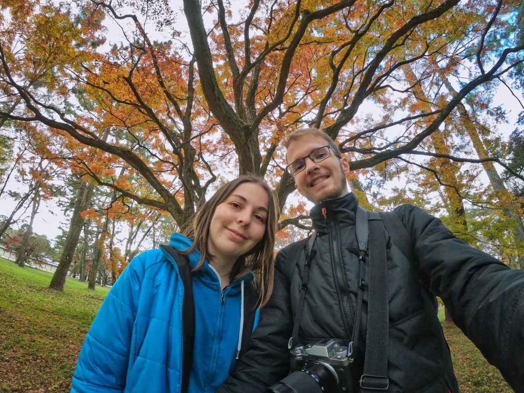 Selfie sous les arbres de l'automne au Kyoto Gyown