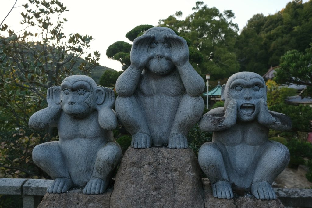 Les singes de la sagesse inversée au temple Taisanji d'Onomichi