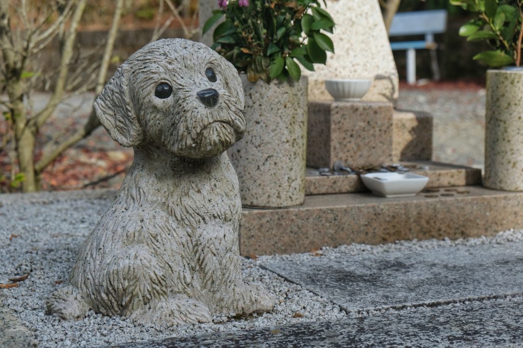 Une statue de chien dans le cimetière du temple Enko-ji de Kyoto