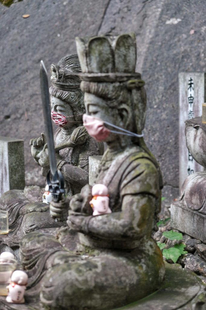 Des statues masquées derrière le temple Senko-ji d'Onomichi