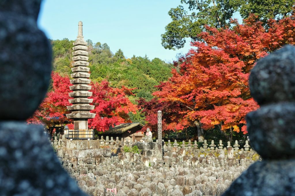 Les statuettes du temple Adashino Nenbutsu-ji en automne