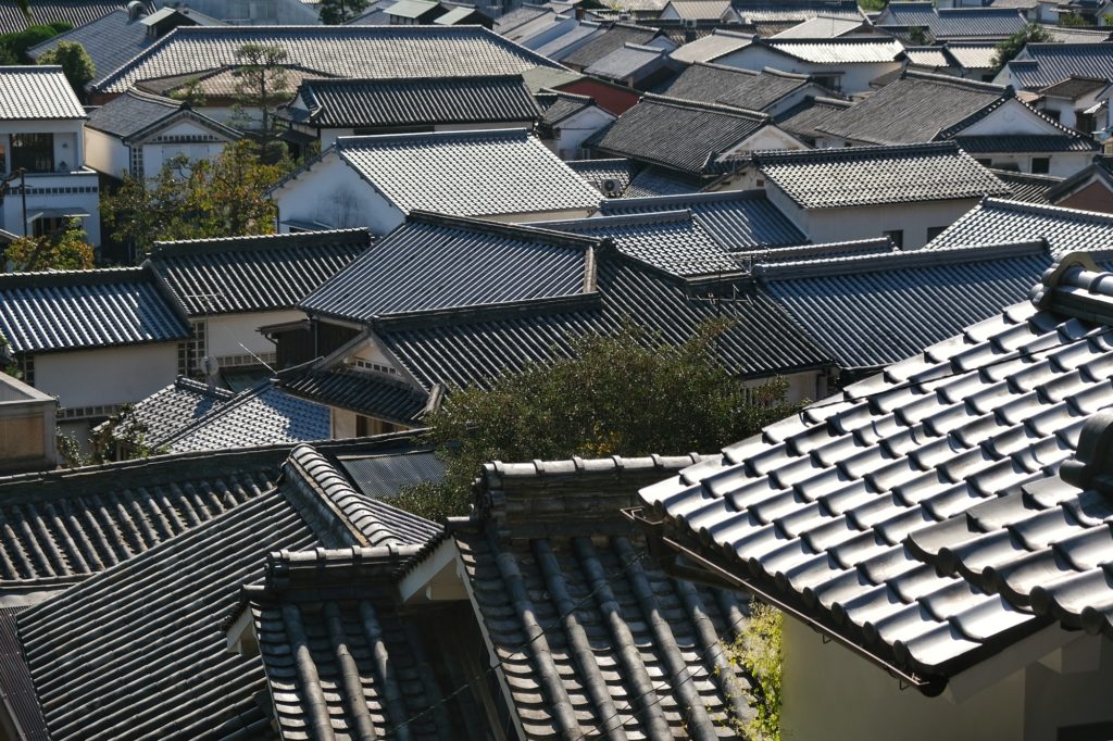 Les toits des maisons traditionnels du quartier Bikan de Kurashiki