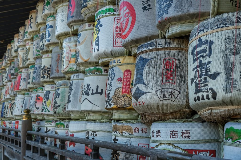 Des tonneaux de saké au sanctuaire Matsunoo-taisha de Kyoto