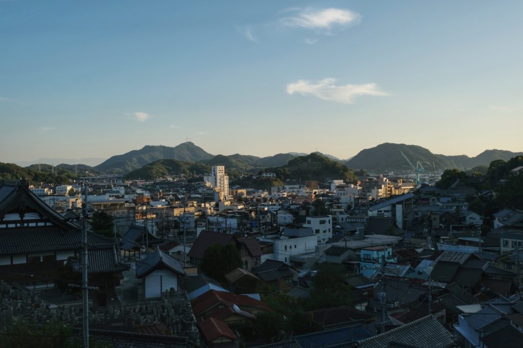 Vue sur la ville d'Onomichi depuis le temple Taisanji
