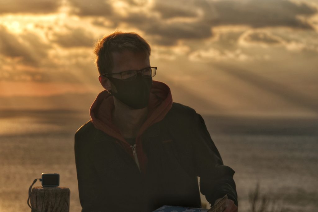 Vincent attend son timelapse de soleil couchant sur la baie de Wakayama