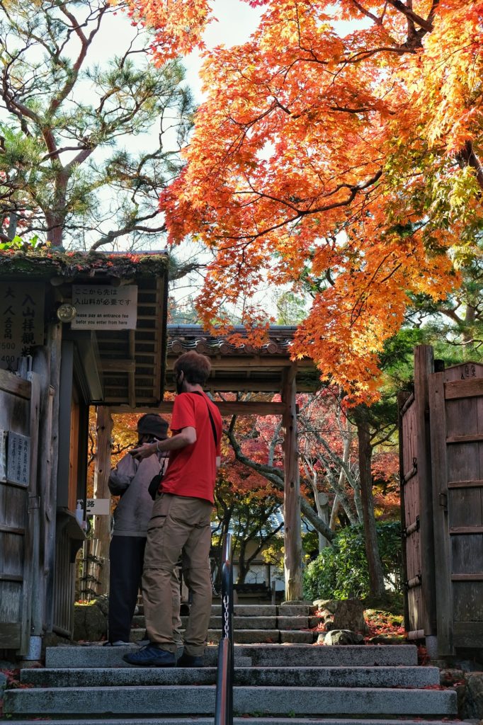 Vincent paie l'entrée pour accéder au temple Nenbutsu-ji dans le quartier Adashino