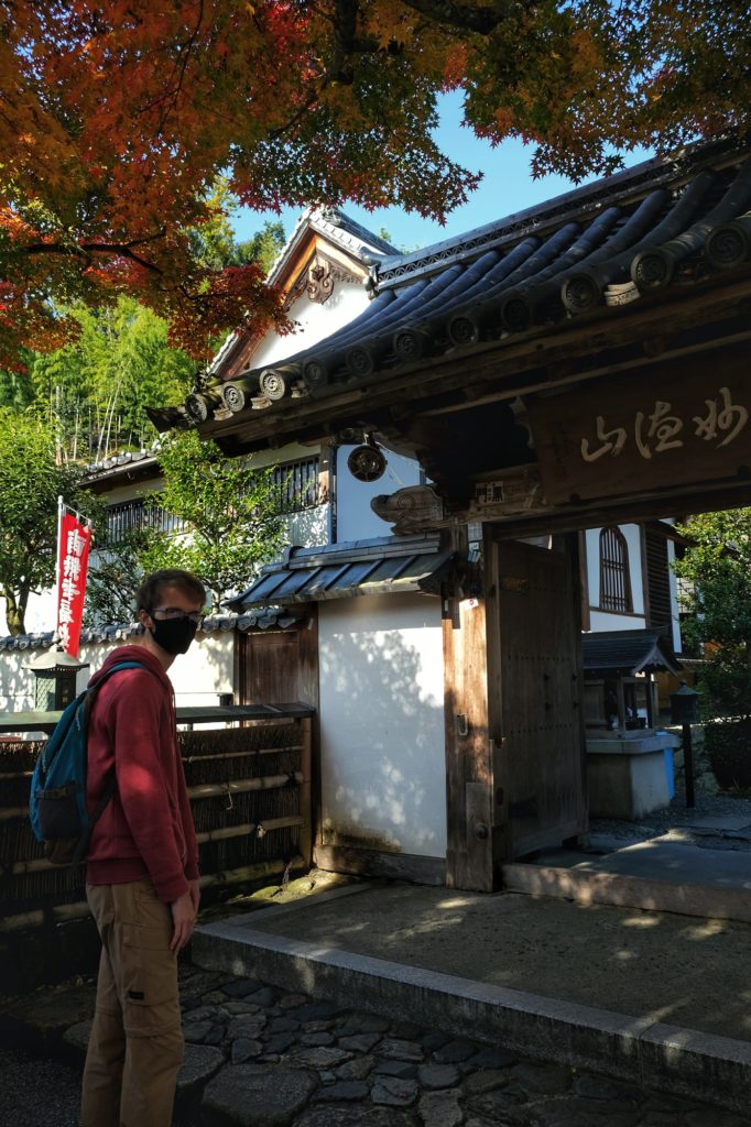 Vincent devant l'entrée d'un temple à Kyoto