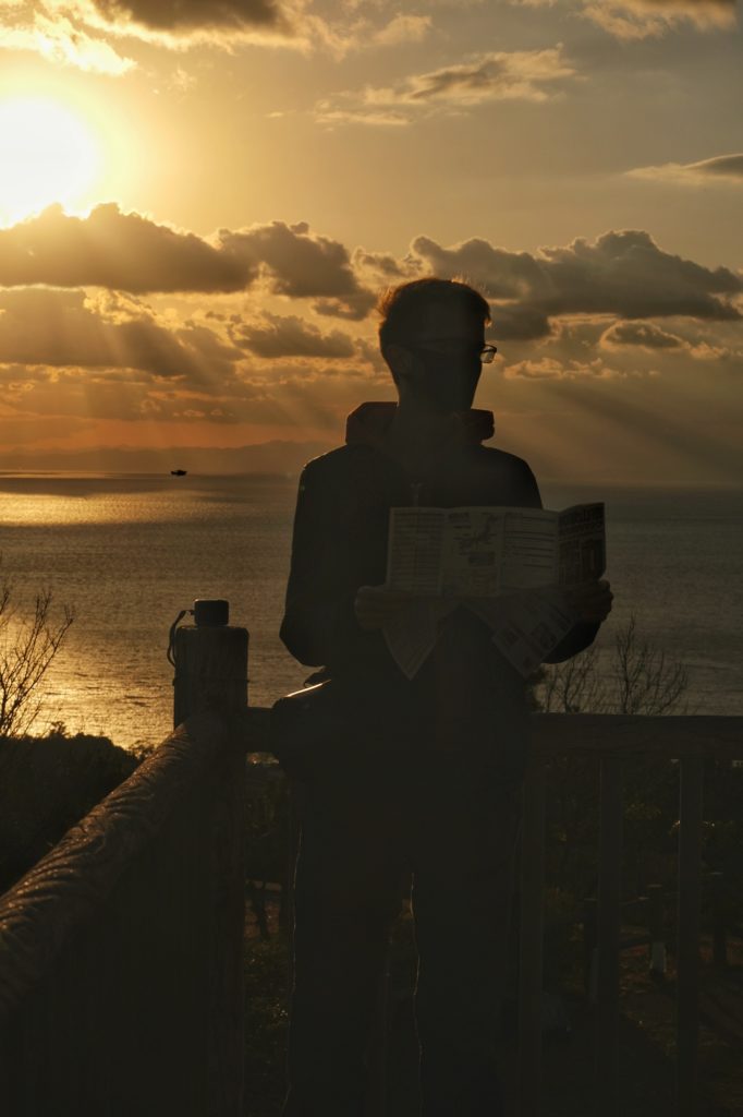 Vincent lit la carte en attendant son timelapse de soleil couchant à l'observatoire Takatsukoyama à Wakayama