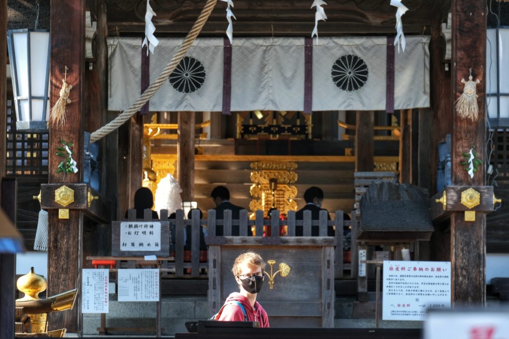Vincent masqué devant le sanctuaire Matsunoo-taisha