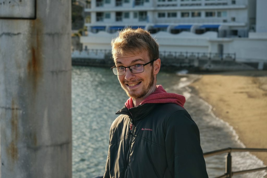 Vincent sourit bêtement devant la plage Wakanoura à Wakayama
