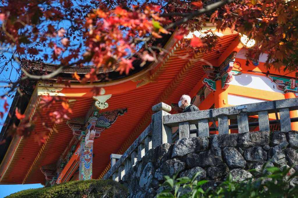 Un vieil homme profite de la vue de Kyoto en automne depuis la porte ouest du Kiyomizu-dera