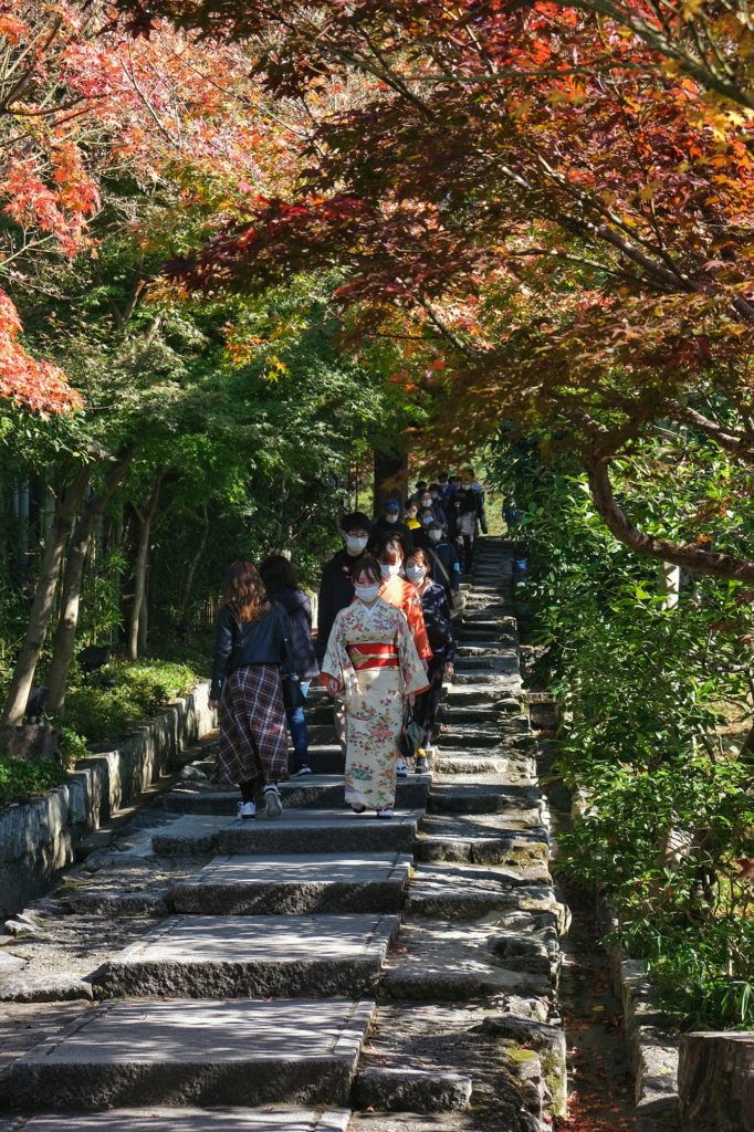 Les files de visiteurs sur les escaliers du temple Kodai-ji à Kyoto