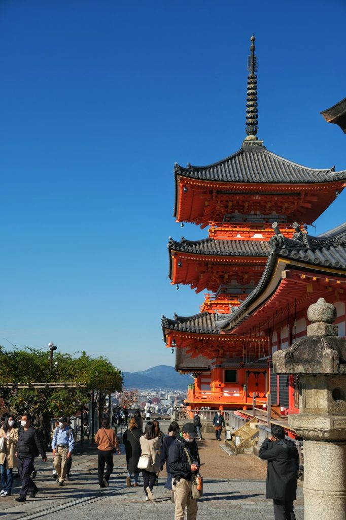 Les visiteurs devant la pagode du temple Kiyomizu-dera