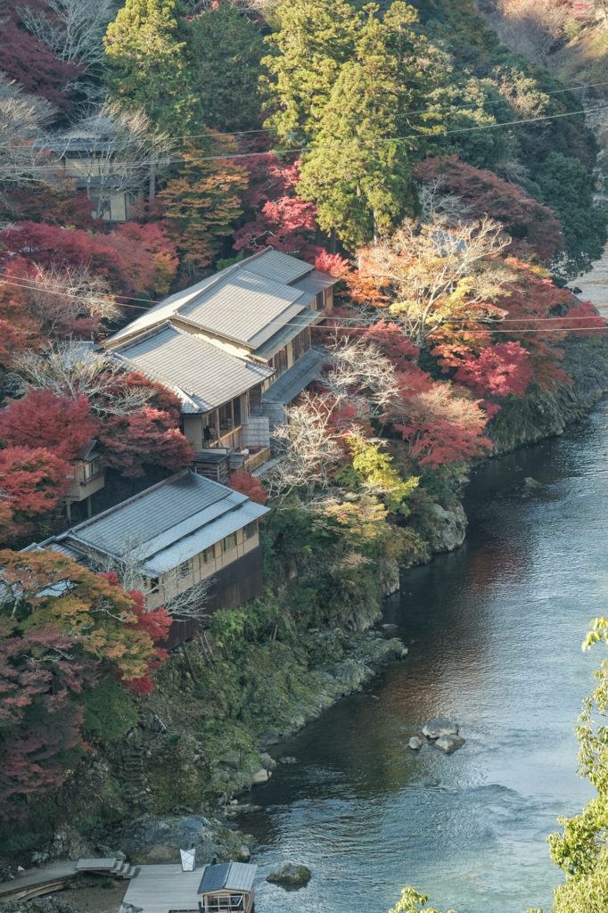 Vue de l'hôtel Hoshinoya Kyoto depuis le parc Arashiyama