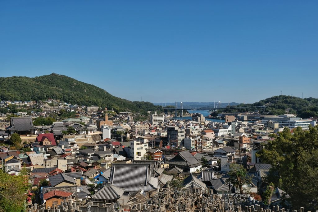 Vue de la ville d'Onomichi et du pont qui emmène vers Shikoku depuis l'allée des chats