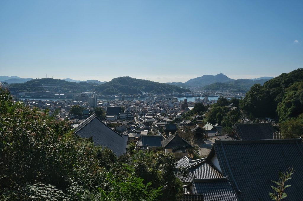Vue sur la ville d'Onomichi et les îles de la mer intérieure depuis le temple Saigokuji