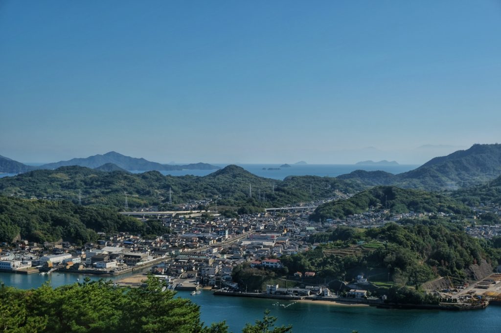 Vue sur l'île Mukaishima et la ville d'Onomichi qui s'étend aussi sur l'île